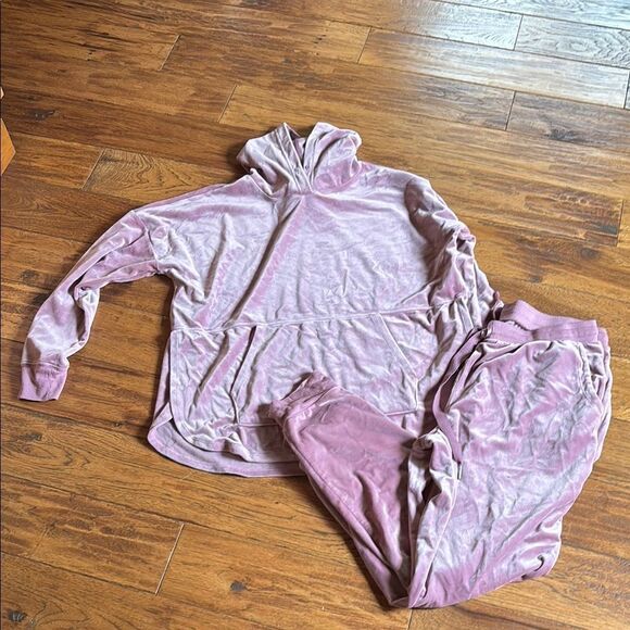 Green and Pink Velvet Loungewear Set - Picture 9 of 15